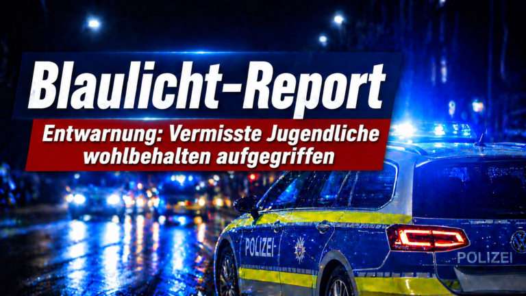 Artikelgrafik mit nächtlicher Polizeiszene: Mehrere Polizeifahrzeuge mit eingeschaltetem Blaulicht stehen auf einer regennassen Straße in urbaner Umgebung. Im Vordergrund ist ein deutsches Polizeiauto zu sehen, im Hintergrund spiegeln sich die Blaulichter auf der nassen Fahrbahn. Über dem Bild liegt die Überschrift „Blaulicht-Report“ sowie der Hinweis „Entwarnung: Vermisste Jugendliche wohlbehalten aufgegriffen“.