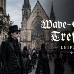 Dunkel inszeniertes Artikelbild zum Wave-Gotik-Treffen in Leipzig: Im Vordergrund stehen zwei schwarz gekleidete Besucher im Gothic-Stil – eine Frau mit schwarzem Spitzen-Sonnenschirm und viktorianischem Kleid sowie ein Mann mit Zylinder und dunkler Kleidung. Im Hintergrund sind weitere Festivalgäste vor einer großen historischen Kirche in Leipzig zu sehen. Der Himmel wirkt dramatisch und düster. Rechts im Bild steht in großer gotischer Schrift „Wave-Gotik-Treffen – Leipzig“.