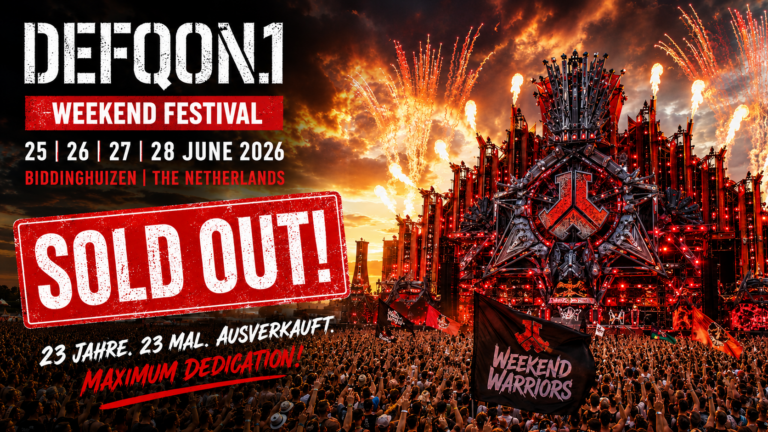 Panoramabild eines großen Hardstyle-Festivals im Format 16:9. Im Vordergrund steht eine dicht gedrängte Menschenmenge mit erhobenen Armen und Fahnen. Im Hintergrund dominiert eine monumentale rot beleuchtete Festivalbühne mit aufwendigen Metallstrukturen, Feuerfontänen und einem dramatischen Abendhimmel. Links im Bild befinden sich großformatige Textelemente zu Defqon.1 sowie ein auffälliger roter Stempel mit der Aufschrift „Sold Out!“. Die Atmosphäre wirkt energiegeladen, laut und spektakulär. Das Bild visualisiert den ausverkauften Status des Festivals und die enorme Besucherzahl.