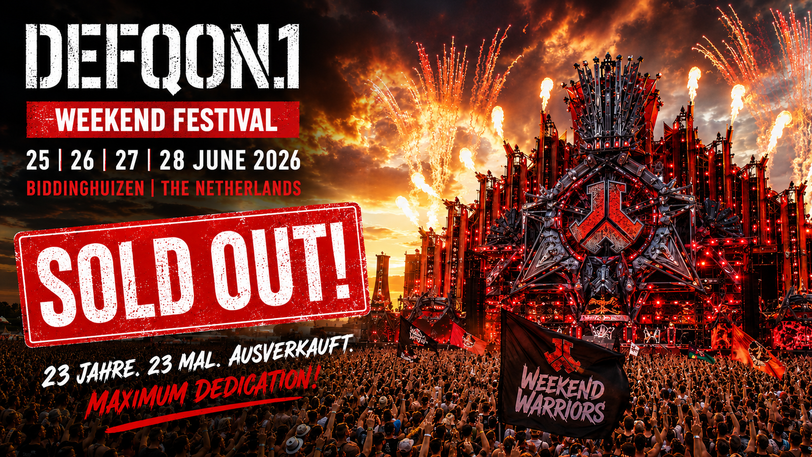 Panoramabild eines großen Hardstyle-Festivals im Format 16:9. Im Vordergrund steht eine dicht gedrängte Menschenmenge mit erhobenen Armen und Fahnen. Im Hintergrund dominiert eine monumentale rot beleuchtete Festivalbühne mit aufwendigen Metallstrukturen, Feuerfontänen und einem dramatischen Abendhimmel. Links im Bild befinden sich großformatige Textelemente zu Defqon.1 sowie ein auffälliger roter Stempel mit der Aufschrift „Sold Out!“. Die Atmosphäre wirkt energiegeladen, laut und spektakulär. Das Bild visualisiert den ausverkauften Status des Festivals und die enorme Besucherzahl.