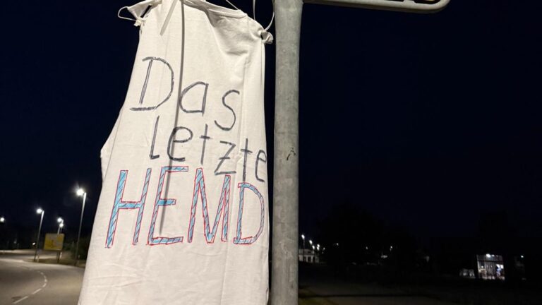 Mysteriöse Nacht-Aktion an Hettstedts Grenzen: Was steckt hinter den „letzten Hemden“ im Scheinwerferlicht?