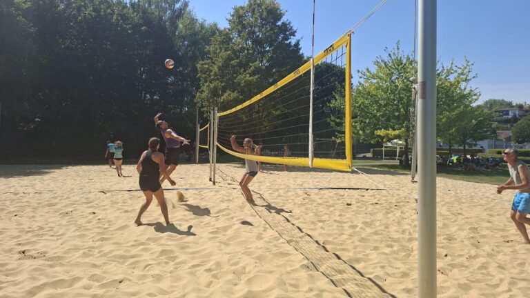 Mixed-Kreismeisterschaft im Beachvolleyball: Nikola und Marvin holen den Titel im Hitzekrimi
