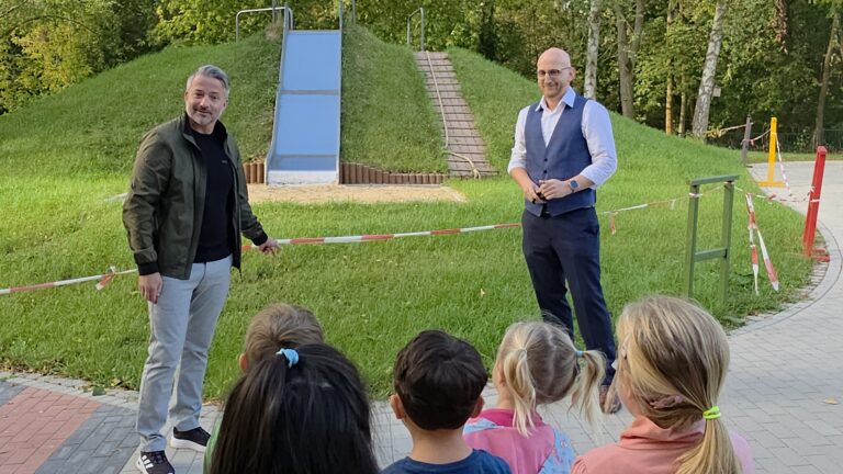 Große Freude bei den „Weltentdeckern“: Neue Bergrutsche und Pflanzkörbe eingeweiht